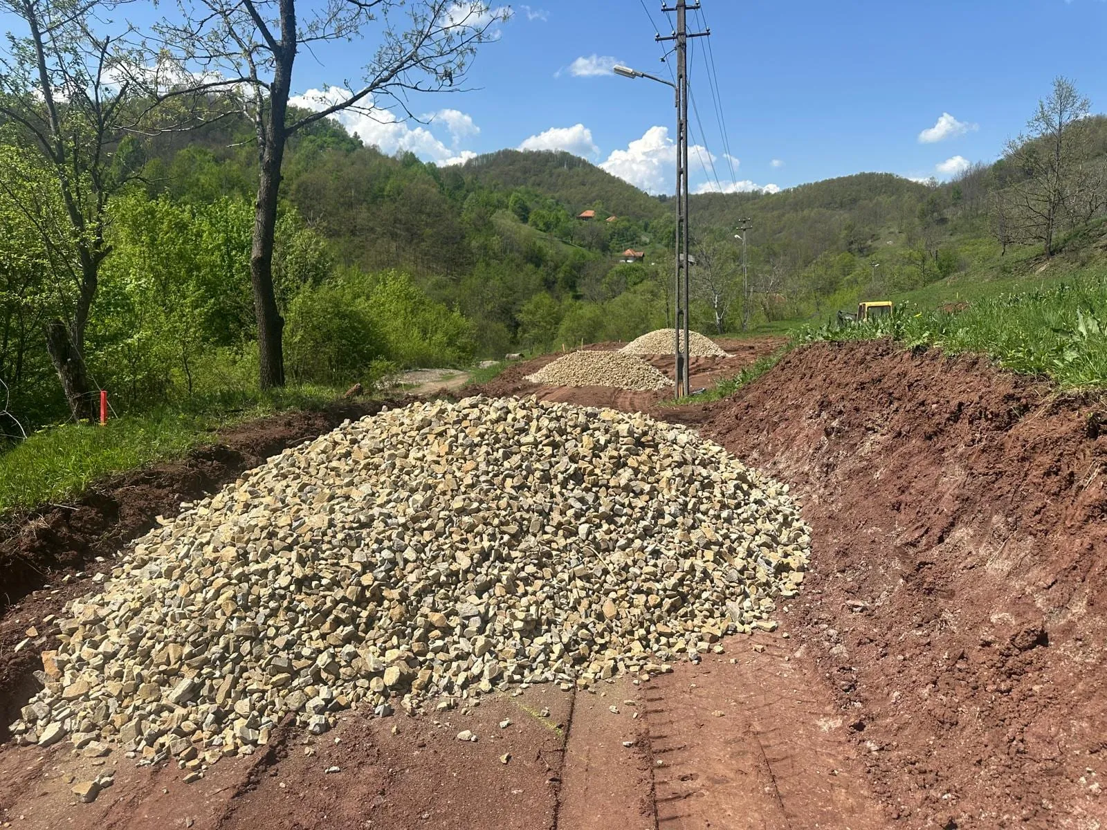 Grămadă de pietriș livrată la marginea drumului