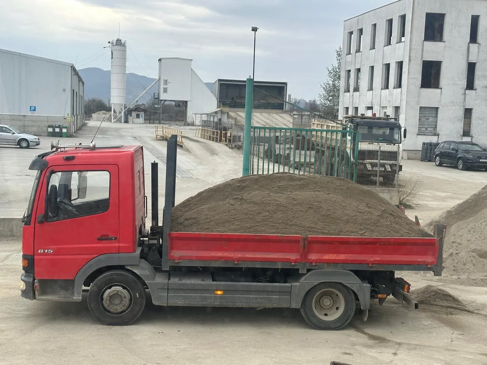 Livrare de materiale la un bloc în construcție
